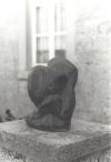 "Douceur d‘un noctambule", 1978 - Noir de Mazy, h33 x 18 x 22cm - Annie Palisot. Collection privée. Présentée aux Avins en Condroz, mai 1978.
