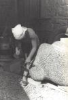Annie Palisot lors d‘un symposium de sculpture en petit granit aux Avins en Condroz (1978).