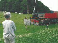 Déplacement et installation de "Hommage", 1985 - Taille directe, petit granit, h130 x 99 x 90cm - Annie Palisot