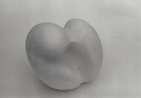 "L‘oeuf ébloui", 1976 - Plâtre, h23 x 25 x 23cm - Annie Palisot.
