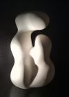 "Les deux soeurs", 1977 - Plâtre, h36 x 20 x 13 - Annie Palisot. Collection privée.